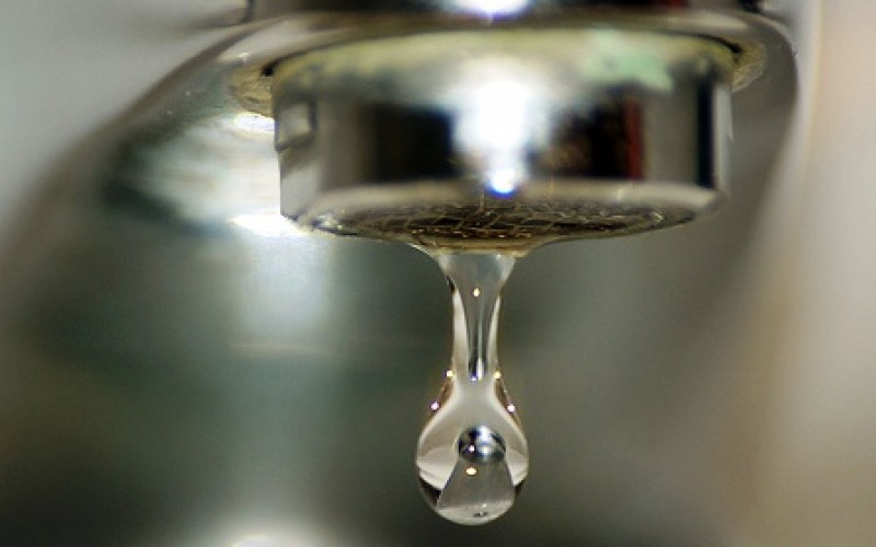 Trovata plastica nell'acqua potabile di tutto il mondo: è allarme sulla contaminazione Trovata plastica nell'acqua potabile di tutto il mondo: è allarme sulla contaminazione