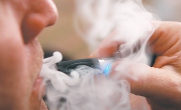 Sigarette elettroniche, scoperta nuova sostanza dannosa durante lo “svapo”
