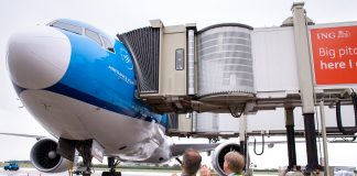 A Schiphol sbarco a tempo record grazie al primo jet bridge automatico