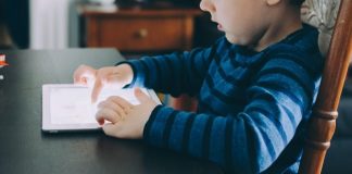 Il 52% dei genitori lascia che i figli decidano quanto tempo trascorrere online