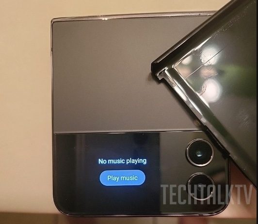 Smartphone pieghevoli, online le immagini del Galaxy Z Flip 4