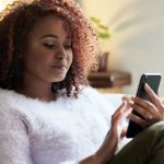 I consumatori bilanciano la spesa per i beni essenziali con piccoli acquisti di piacere per gratificarsi