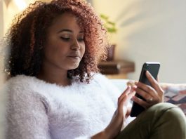 I consumatori bilanciano la spesa per i beni essenziali con piccoli acquisti di piacere per gratificarsi