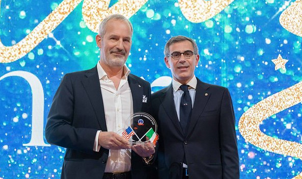 Equinix premiata con il Transatlantic Award dall’American Chamber of Commerce in Italy