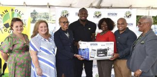 Epson dona altre stampanti alla Usain Bolt Foundation in Giamaica