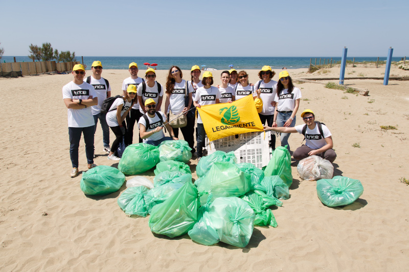 R1 Group con Legambiente per ripulire la spiaggia de “La Dolce Vita”