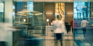 Tre ragioni per dotare di telefoni IP cordless le business lounge di aeroporti e stazioni ferroviarie
