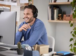 Intelligenza Artificiale e lavoro: un nuovo studio di Jabra collega l'IA a una maggiore felicità