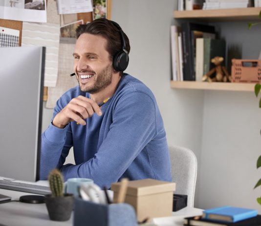 Intelligenza Artificiale e lavoro: un nuovo studio di Jabra collega l'IA a una maggiore felicità