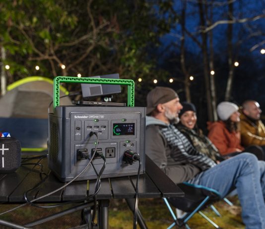 Schneider OffGrid, la stazione di alimentazione portatile pensata per l’outdoor e l’uso quotidiano