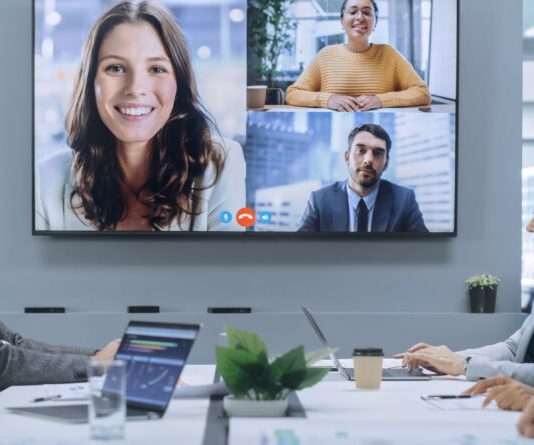 La nuova videocamera per conferenze Snom V420: brillante qualità video 4K per i meeting aziendali moderni