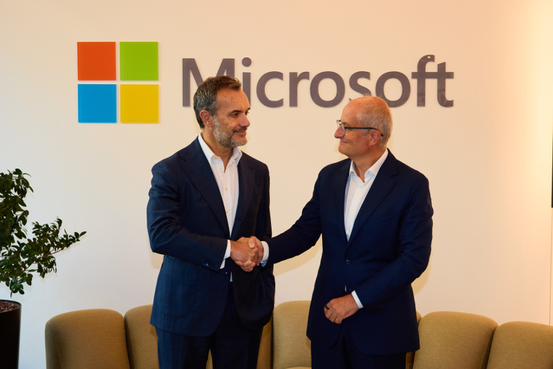 Stretta di Mano_Esposito - Granella_Microsoft Italia - Gruppo Dolomiti Energia Gruppo Dolomiti Energia e Microsoft Italia: nuova alleanza sull’Intelligenza Artificiale Generativa e Agentica